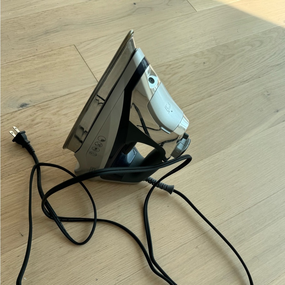 Clothing Iron 

Black and decker 

Great condition minor scratches